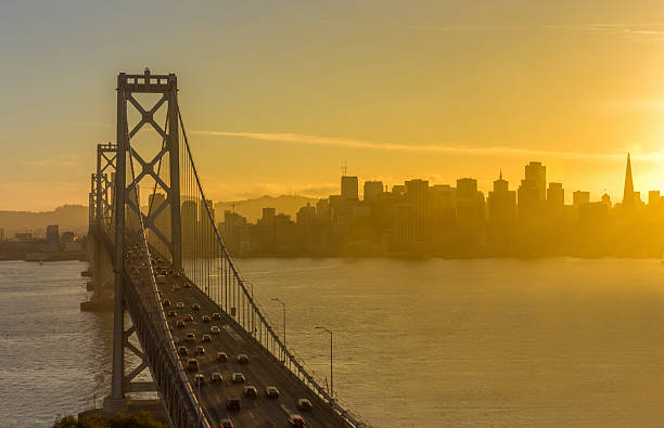 le pont bay bridge et san francisco, au coucher du soleil - san francisco county flash photos et images de collection