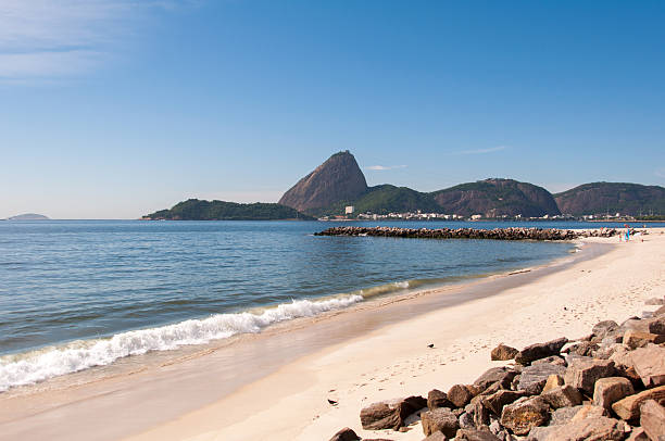 flamengo-strand - rio de janeiro sugarloaf mountain beach urca stock-fotos und bilder