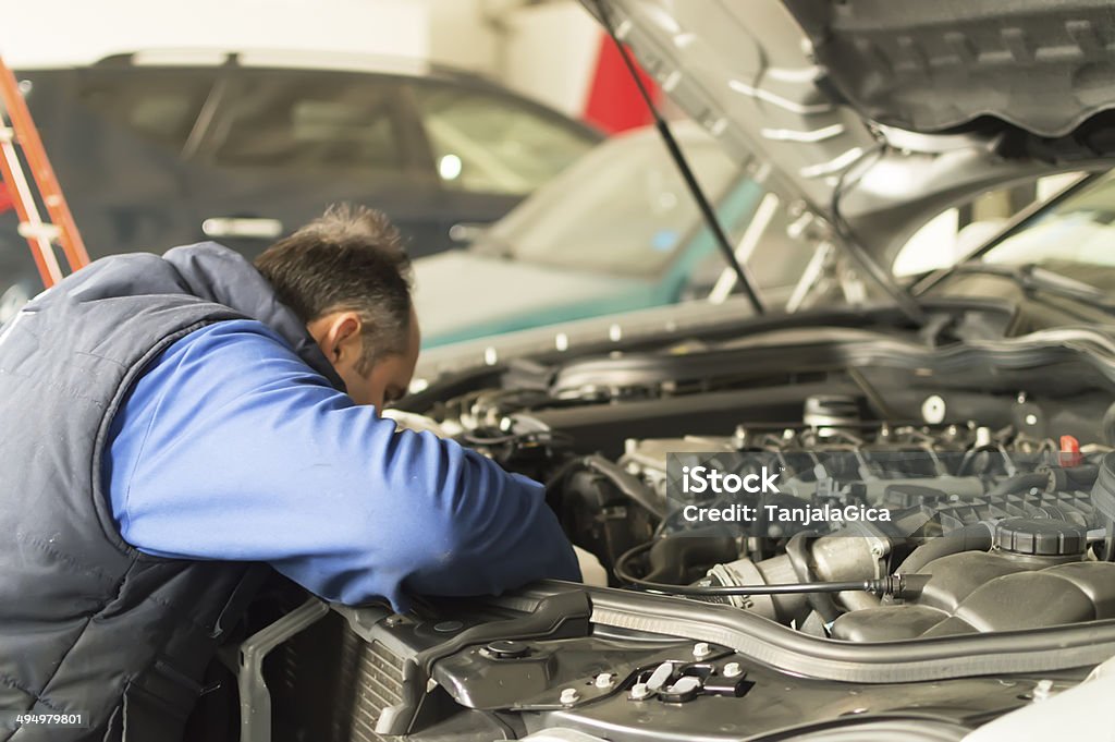 Mecânico de Carro é inspeção e marque um Motor a diesel car - Foto de stock de Abastecer royalty-free