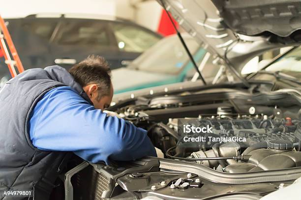 Foto de Mecânico De Carro É Inspeção E Marque Um Motor A Diesel Car e mais fotos de stock de Abastecer