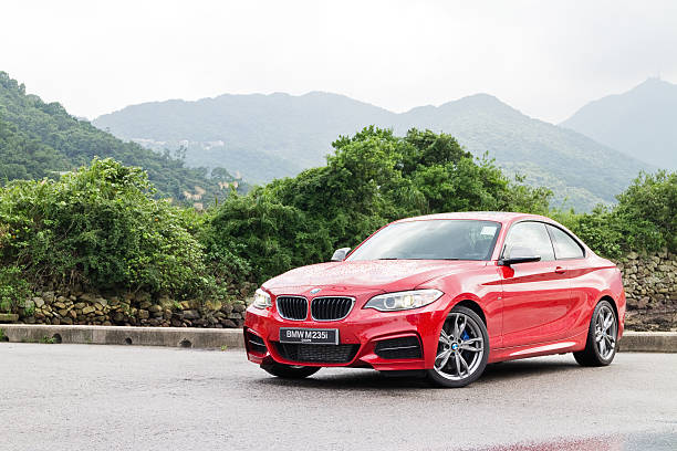 bmw m235i motor en 15 de mayo de 2014 en hong kong. - bmw fotografías e imágenes de stock