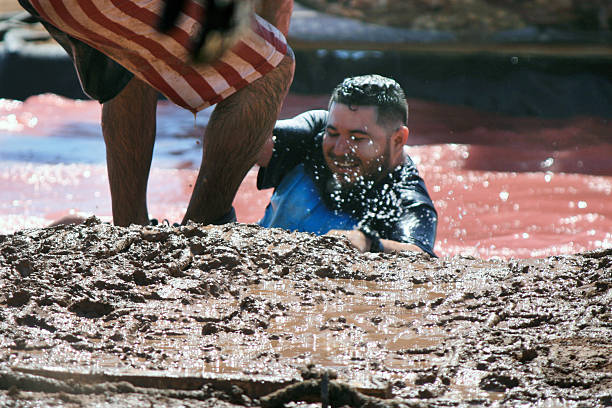 travail d'équipe de course dans la boue événement - mud run photos et images de collection