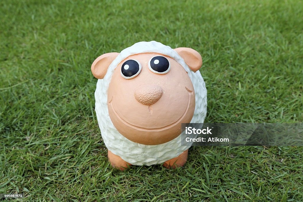 Sonriendo ovejas muñeca en la pradera - Foto de stock de Aire libre libre de derechos