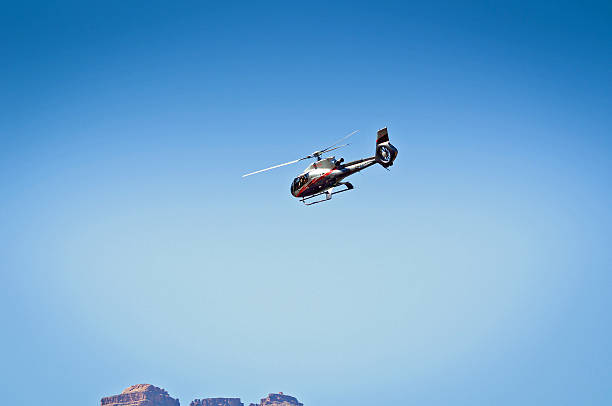 helikopter w grand canyon - canyon majestic grand canyon helicopter zdjęcia i obrazy z banku zdjęć