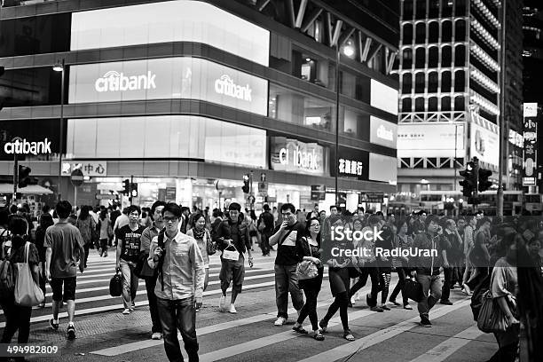 Personas En Las Calles De Kowloon Hong Kong Foto de stock y más banco de imágenes de Aire libre - Aire libre, Alegría, Anuncio