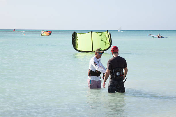 Trainer hilft ein Schüler zu Kiteboard – Foto