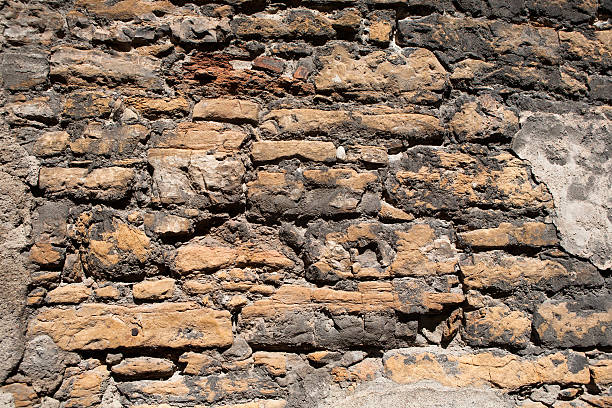 sfondo vecchio mattone - stone masonary broken brick foto e immagini stock