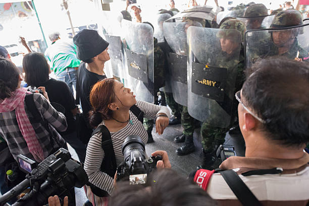 combate protester soldado - golpe de estado imagens e fotografias de stock