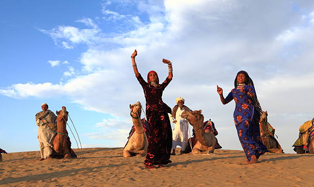 danse culturelle, jaisalmer, inde - thar desert photos et images de collection
