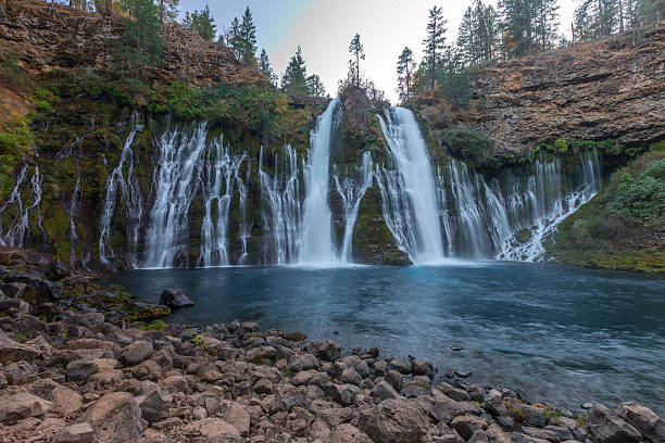 macarthur burney falls, en californie - burney photos et images de collection