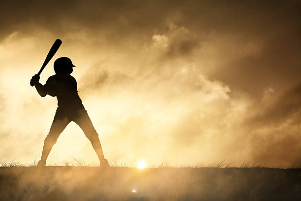 silueta de un joven jugador de béisbol - home run fotografías e imágenes de stock