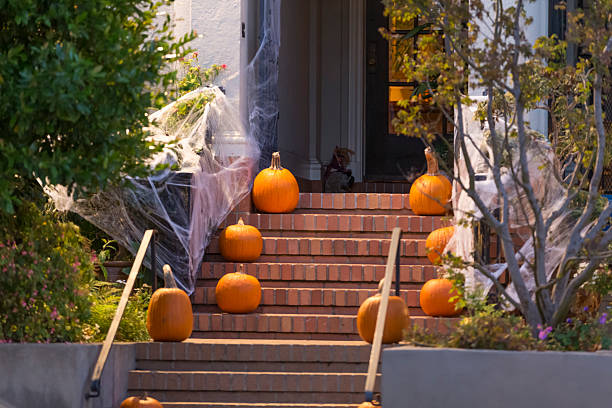 décor d'halloween sur le perron - front stoop photos et images de collection