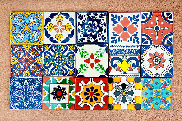 artesanales con azulejos de cerámica mexicana talavera - spanish tiles fotografías e imágenes de stock