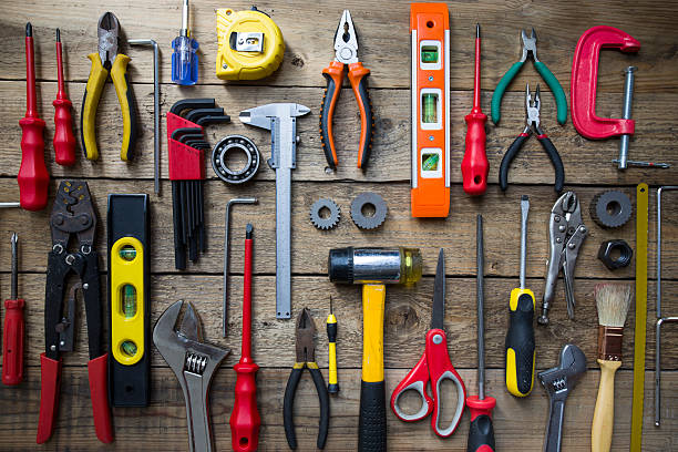 old tools auf einem holztisch  - recreate stock-fotos und bilder