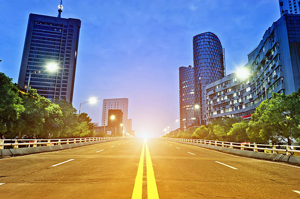 cidade high-rise edifícios e estradas - multiple lane highway imagens e fotografias de stock