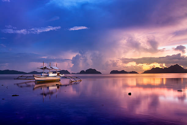 Pôr do sol em El Nido, Palawan-Filipinas - foto de acervo