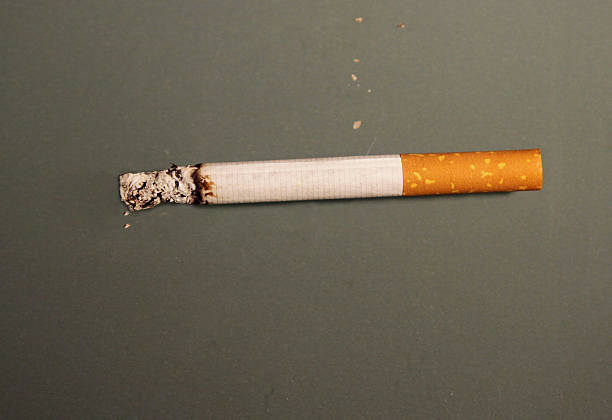 cigarro - cigarette smoking ashtray tobacco imagens e fotografias de stock