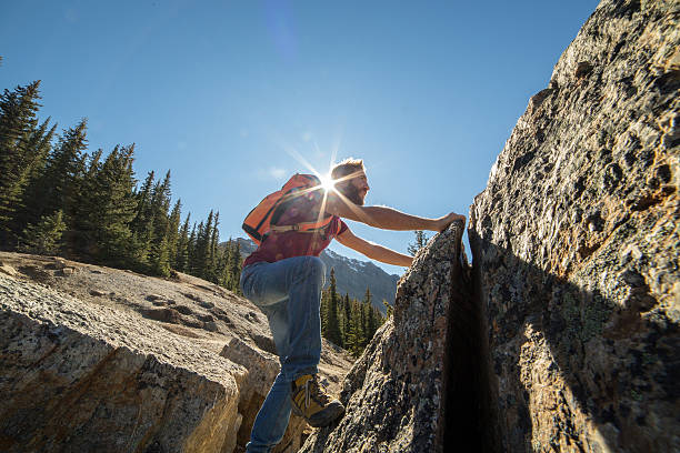 젊은 남자 등반을 가파름 바위산, 위로 이동 - canmore extreme sports rock rock climbing 뉴스 사진 이미지