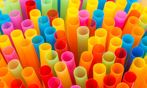 primo piano di una certa età beve sfondo colorato straws. - cannuccia foto e immagini stock