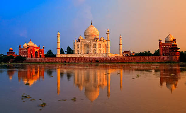 taj mahal à agra, en inde - taj mahal photos et images de collection