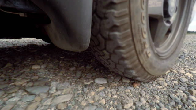 Drive on riverbed -Tire -4K-