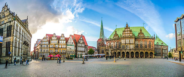 знаменитый bremen рыночной площади в ганзейском городе бремен, германия - building exterior renaissance built structure cathedral стоковые фото и изображения