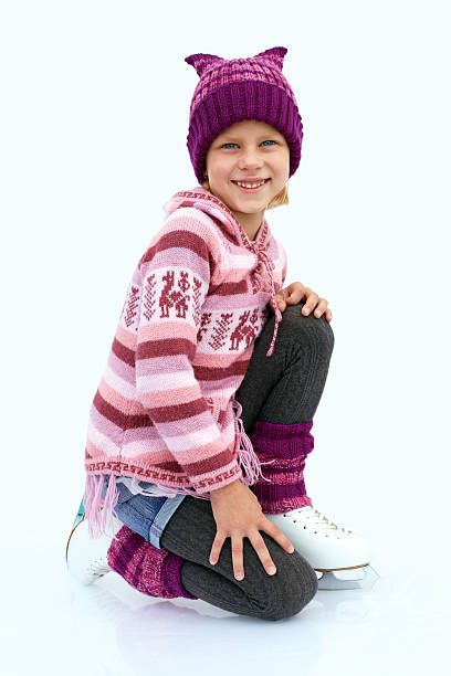 a menina sentada no gelo, patinação no gelo. - playground snow winter little girls - fotografias e filmes do acervo