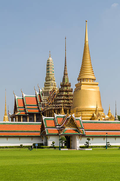 cabedal terraço de wat phra kaew em bangkok - prasart phra debidorn - fotografias e filmes do acervo