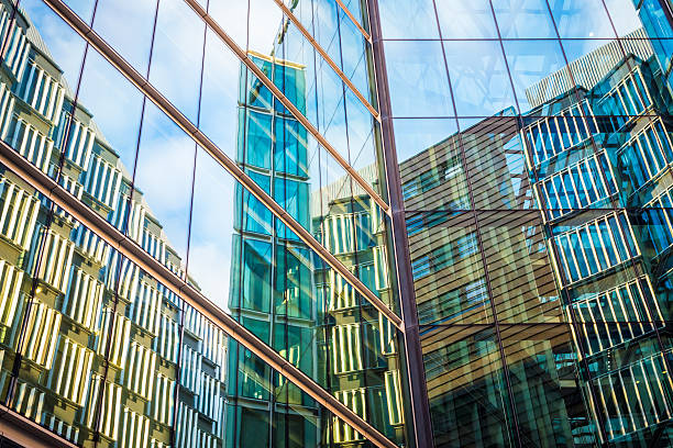 rascacielos en la ciudad de londres. - reflective glass fotografías e imágenes de stock