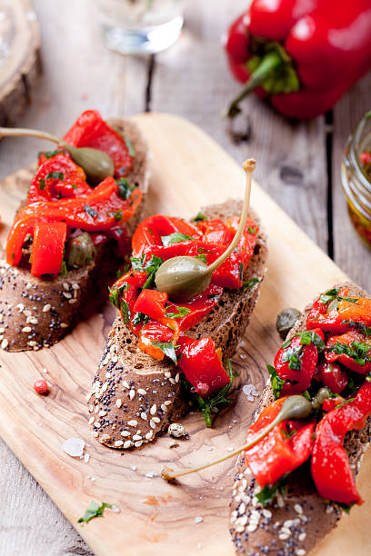 bruschetta italiano, crostini com pimentão assado e azeite de oliva - antipasto roasted pepper bell pepper pepper - fotografias e filmes do acervo