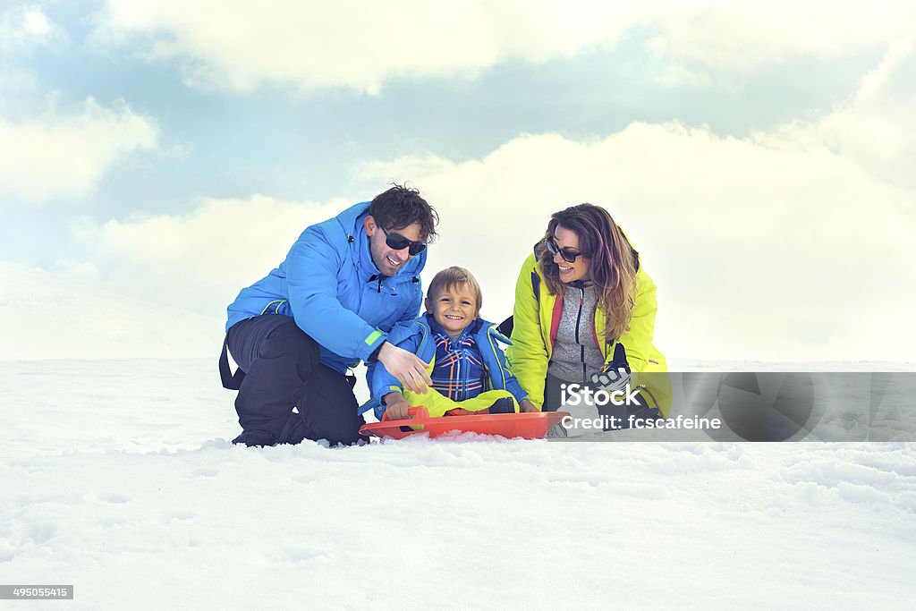 Familia divirtiéndose en la nieve - Foto de stock de Aire libre libre de derechos