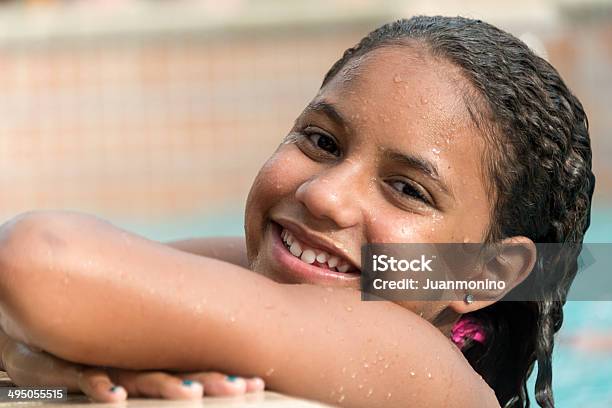 Sonriente Niña Foto de stock y más banco de imágenes de 10-11 años - 10-11 años, Adolescencia, Afrocaribeño