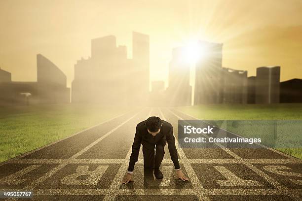 Empresario Listas Para Competir Foto de stock y más banco de imágenes de Atleta - Papel social - Atleta - Papel social, Línea de salida, Negocio