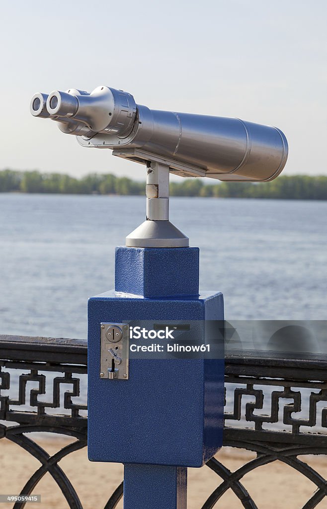 Machine à pièces de monnaie jumelles sur la rive de la rivière - Photo de Instrument optique libre de droits