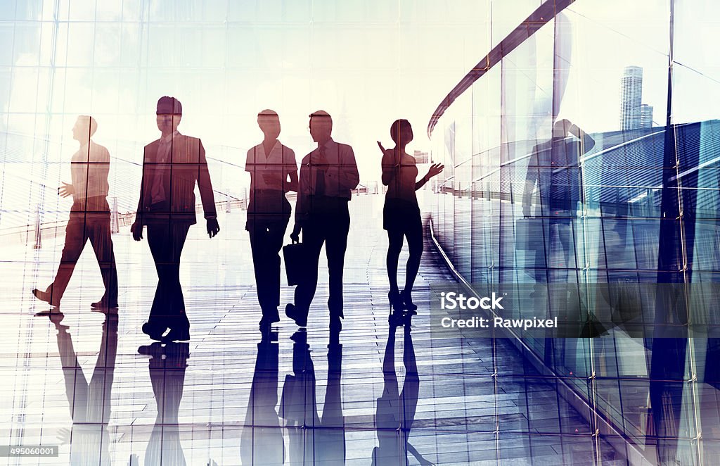 Silueta de cinco personas de negocios en una oficina - Foto de stock de Personas de negocios libre de derechos