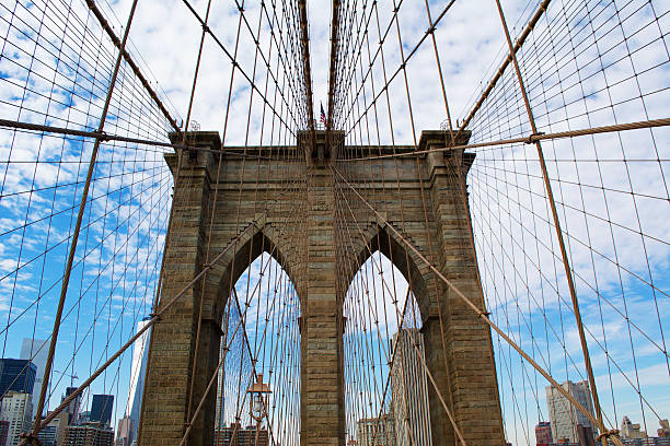 brooklyn bridge e manhattan vista - brooklyn bridge bridge brooklyn stone imagens e fotografias de stock