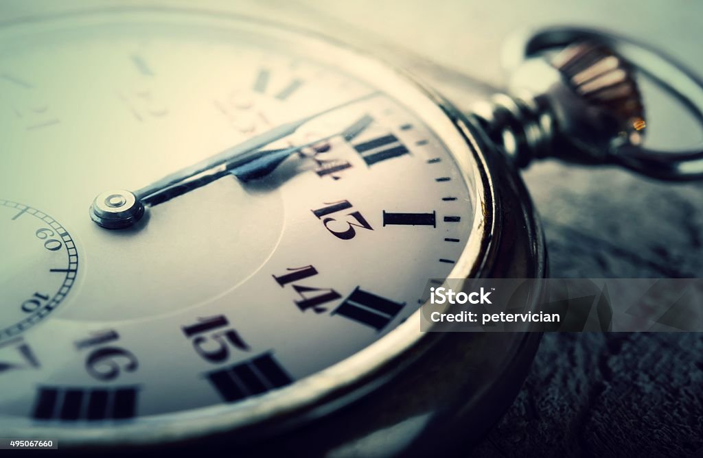 vintage reloj de bolsillo reloj impactante feliz Año Nuevo a la medianoche - Foto de stock de Vida nueva libre de derechos