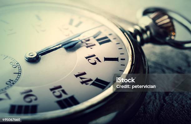 Vintage Reloj De Bolsillo Reloj Impactante Feliz Año Nuevo A La Medianoche Foto de stock y más banco de imágenes de Vida nueva