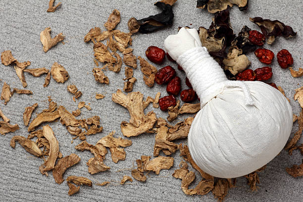 paño blanco de hierbas comprimir de bola - fotografía imágenes fotografías e imágenes de stock