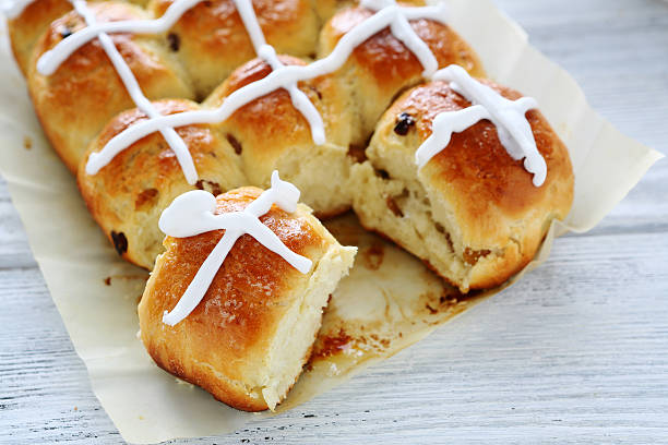 brötchen auf dem papier - bun warmer stock-fotos und bilder