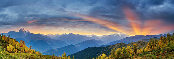 sonnenuntergang über schneebedeckte berggipfel. der blick vom mounta - svaneti stock-fotos und bilder