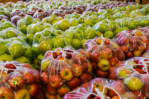 embalado maçãs - packaged food imagens e fotografias de stock