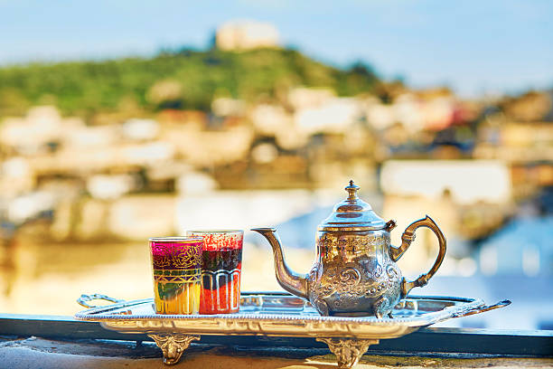 marroquí té de menta con dulces - marrakech fotografías e imágenes de stock