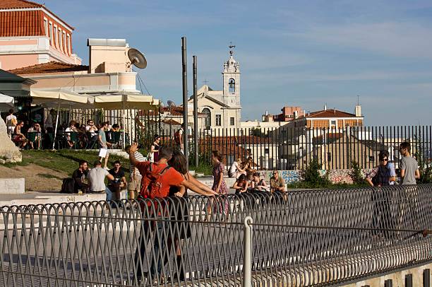 pessoas na terrace de santa catarina mirador em lisboa - lisbon portugal portugal gazebo observation point imagens e fotografias de stock