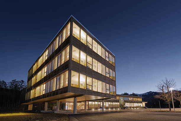 grande madeira de madeira sustentável office building, ao amanhecer - buildings at night - fotografias e filmes do acervo