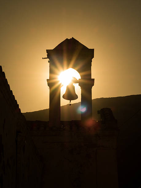 ustawienie słońce za village wieża kościelna - church steeple silhouette built structure zdjęcia i obrazy z banku zdjęć