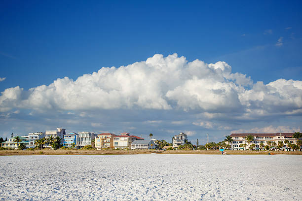 Lido Beach in Sarasota, Florida, on Siesta Key Small hotels on Lido Beach in Sarasota, Florida, on Siesta Key small florida home stock pictures, royalty-free photos & images