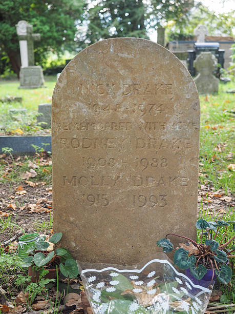 ニック・ドレイクの墓で tanworth アーデン - arden ストックフォトと画像