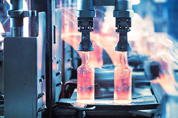 bottiglie di vetro di casting - glass factory foto e immagini stock