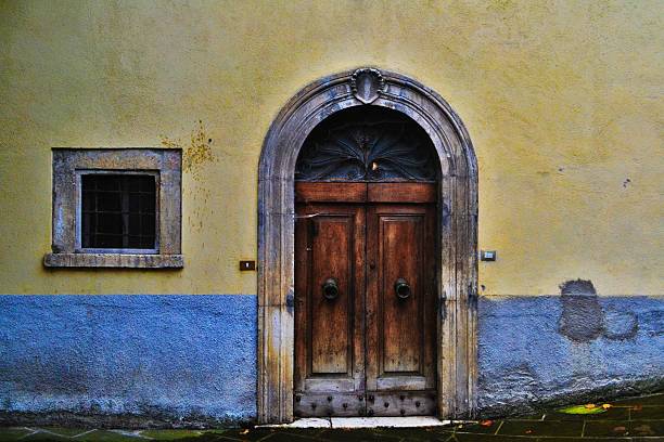 италии городов - rose window assisi wall umbria стоковые фото и изображения